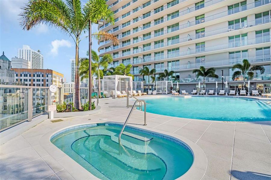 Condo located in St. Petersburg, FL showcasing its design and architecture (Image 32).