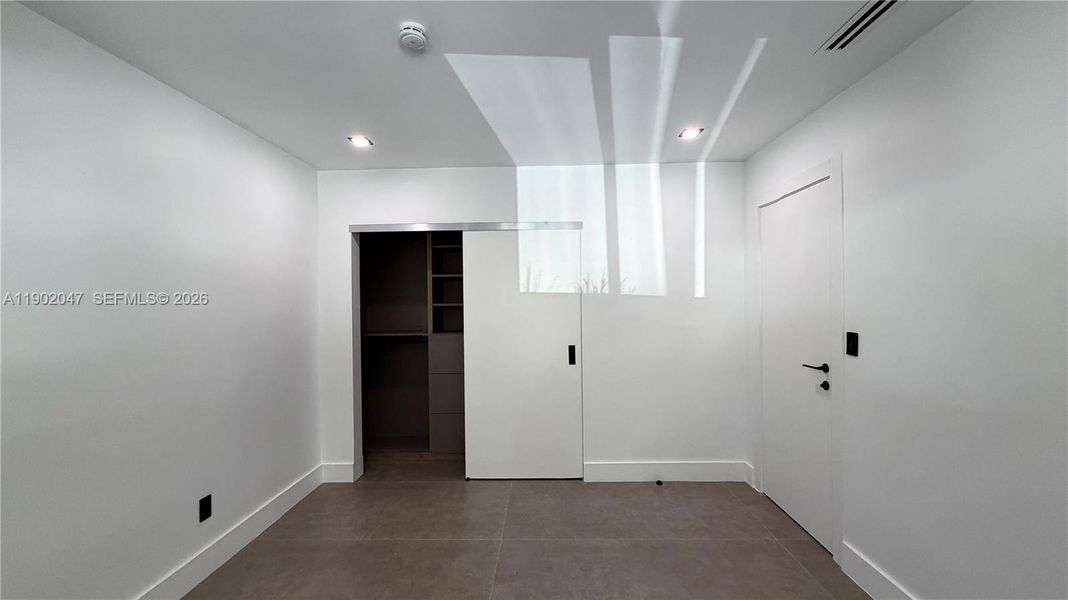 Spacious, unfurnished interior of a new home in , Palmetto Bay (Image 19).