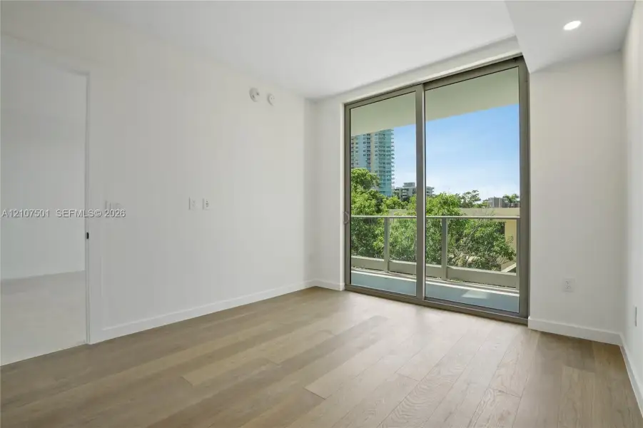Spacious, unfurnished interior of a new home in , Miami (Image 38).