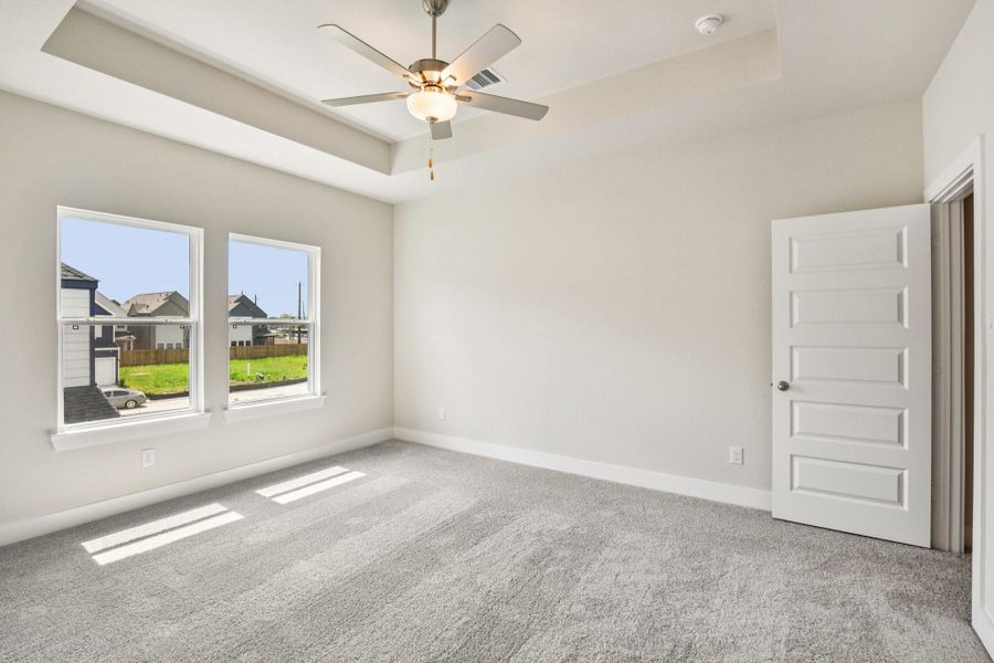 Spacious, unfurnished interior of a new home in Alicante, Houston (Image 12).