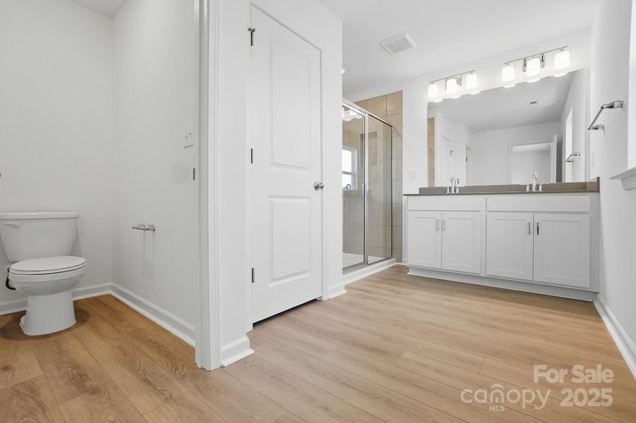 Primary bathroom - private water closet, linen closet, dual vanity and tile shower!