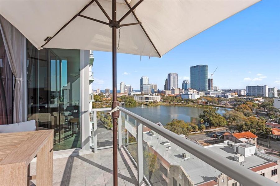 Condo located in St. Petersburg, FL showcasing its design and architecture (Image 4).