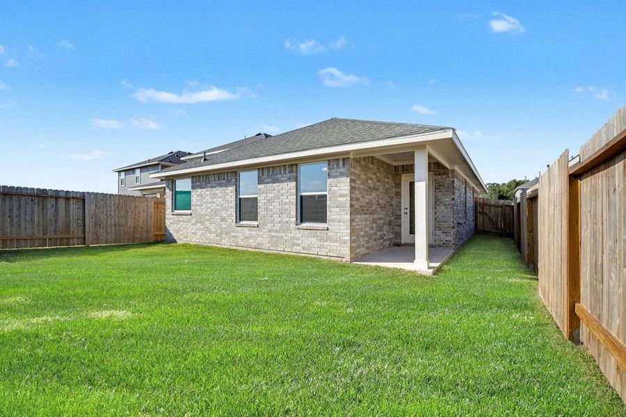 Exterior details and patio area of a home in Bayou Maison, Dickinson (Image 3).