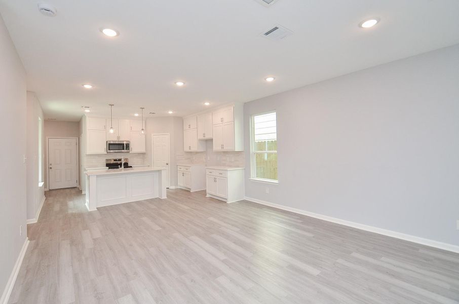 Sala amplia de concepto abierto—ideal para reuniones y noches de película.