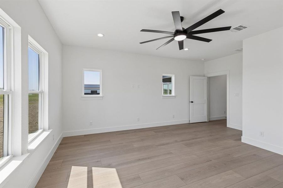 Spacious, unfurnished interior of a new home in , Ponder (Image 27).