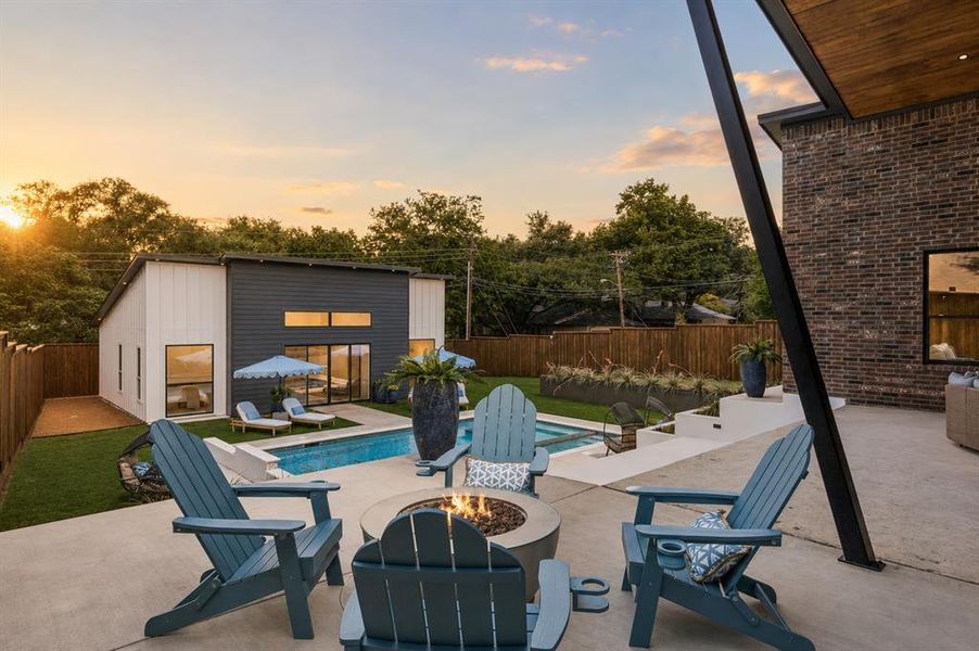 Just off the primary suite, enjoy the horizon gazing of your beautiful outdoor retreat.  Your nervous system will thank you.