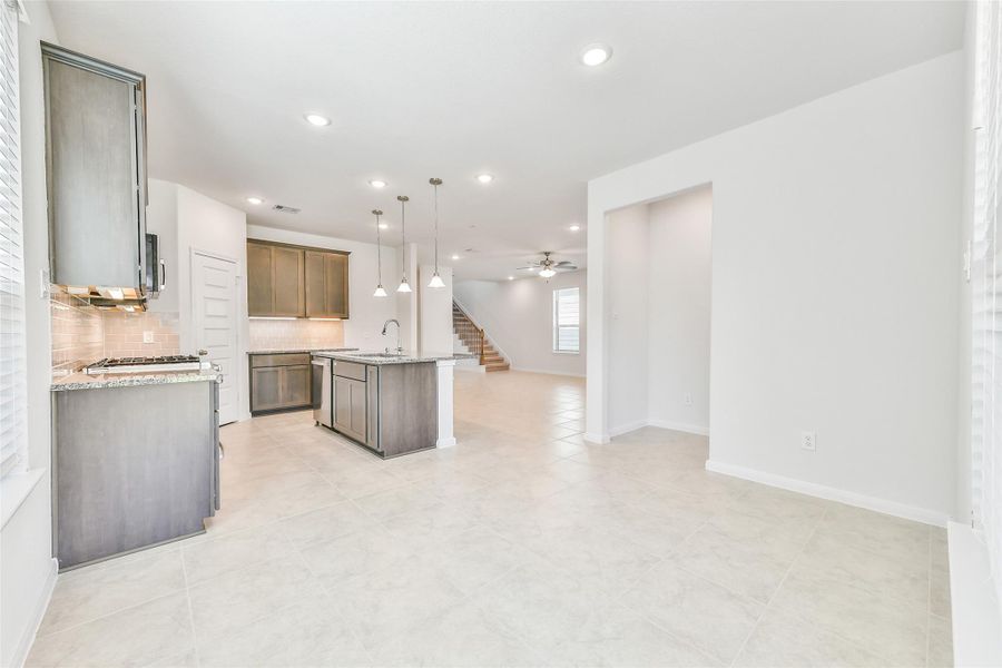 Spacious, unfurnished interior of a new home in Anderson Lakes, Houston (Image 23).