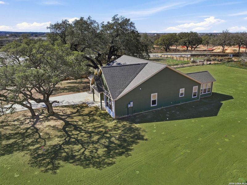 Exterior details and patio area of a home in Lonesome Dove, San Antonio (Image 25).