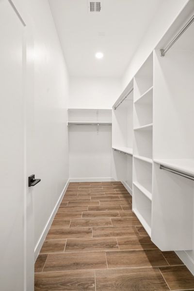 Spacious, unfurnished interior of a new home in Tierra Del Este 91, El Paso (Image 33).