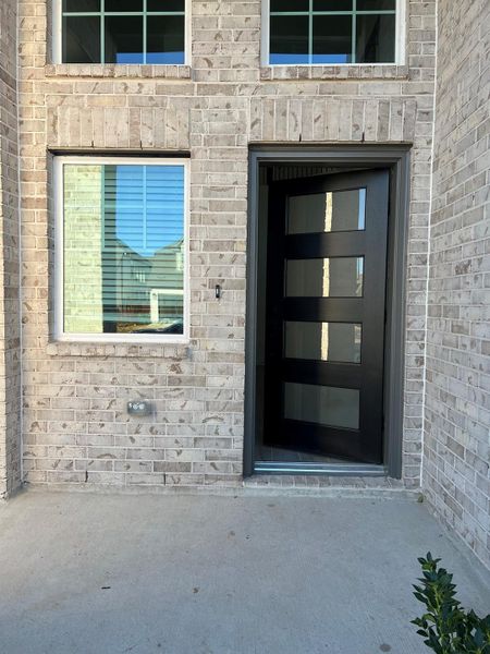 Exterior details and patio area of a home in Wood Leaf Reserve, Tomball (Image 3).