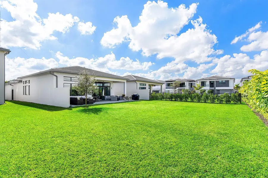 Huge Backyard space Huge Backyard space
