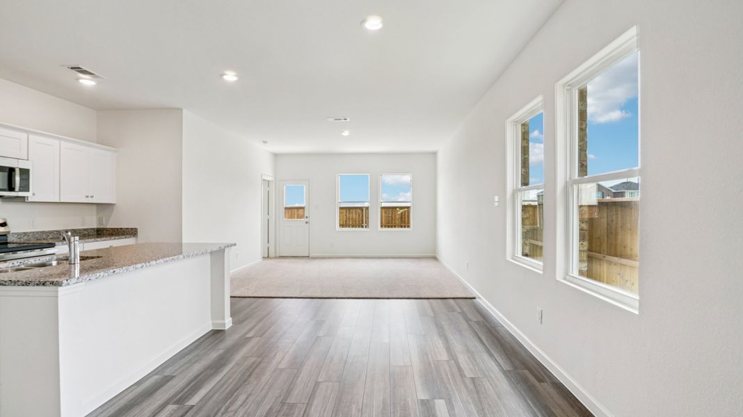 Representative unfurnished interior of a home built from the Athena by Starlight Homes in Stonebrooke, Conroe (Image 13).