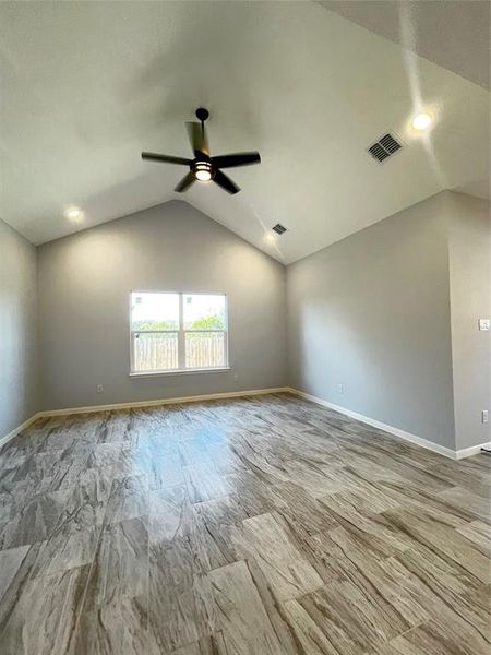 Spacious, unfurnished interior of a new home in , Granbury (Image 25).