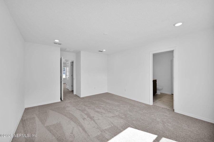 Spacious, unfurnished interior of a new home in Murray Farms, Middleburg (Image 36).