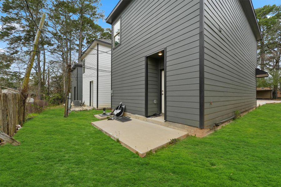 Exterior details and patio area of a home in , Willis (Image 4).