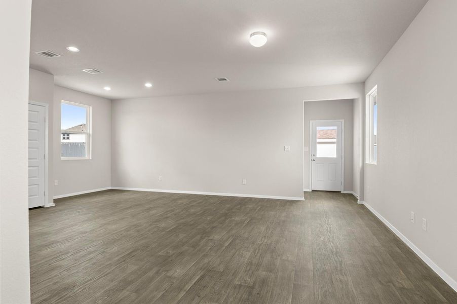 Spacious, unfurnished interior of a new home in Harvest Ridge, Elgin (Image 26).