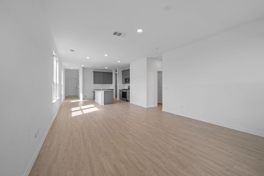 Spacious, unfurnished interior of a new home in River Ranch, Dayton (Image 14).