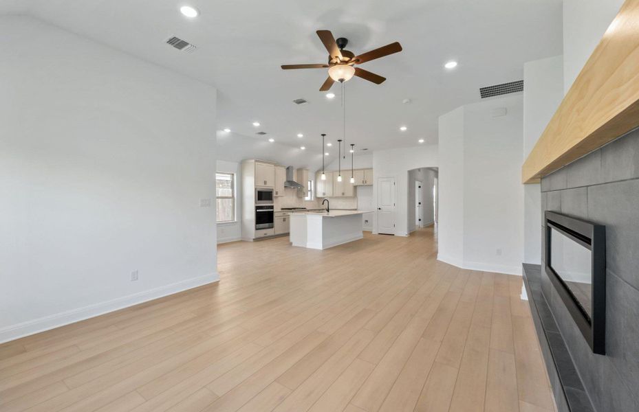 Spacious, unfurnished interior of a new home in Crescent Bluff, Georgetown (Image 27).