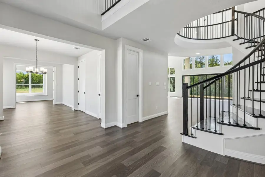 Spacious, unfurnished interior of a new home in Heath Golf & Yacht Club, Heath (Image 12).