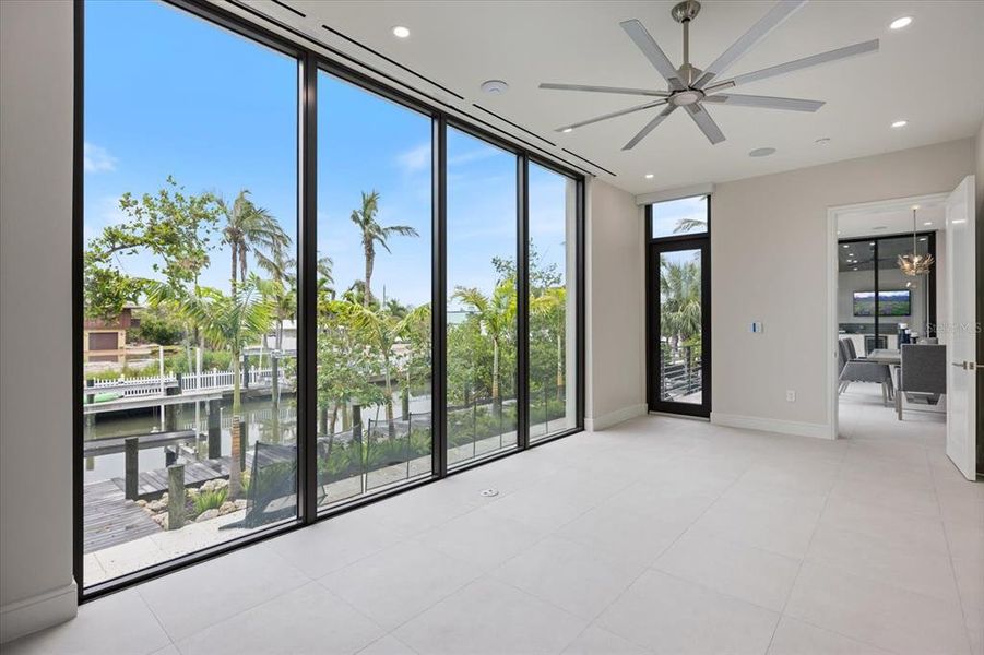 Spacious, unfurnished interior of a new home in , Longboat Key (Image 28).