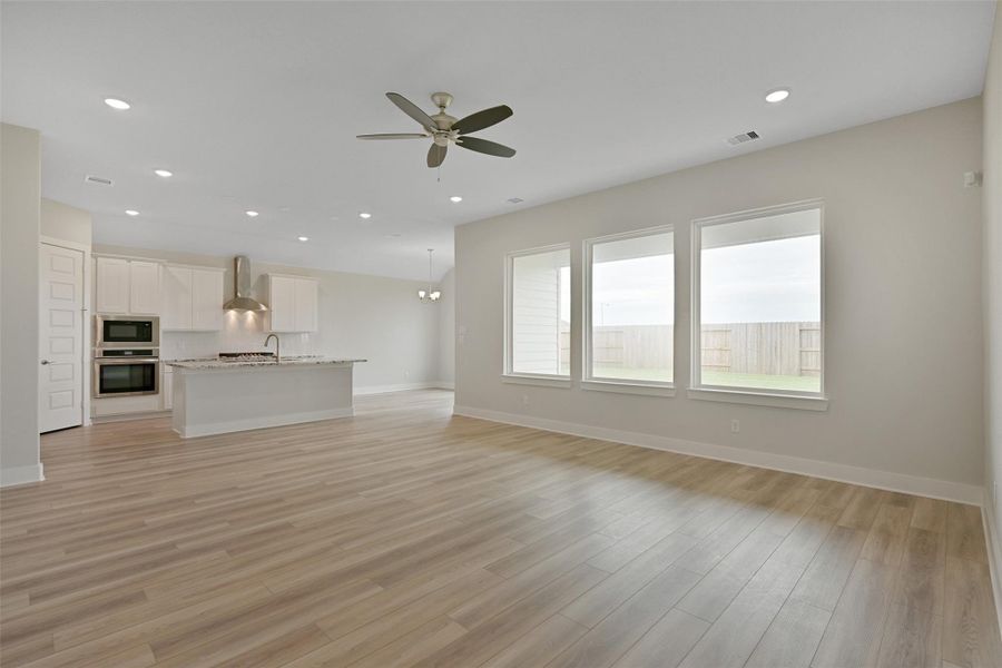 Spacious, unfurnished interior of a new home in Lago Mar, Texas City (Image 28).