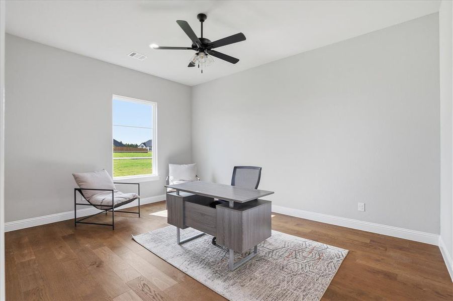 Furnished interior view inside a new home in , Waxahachie (Image 5).