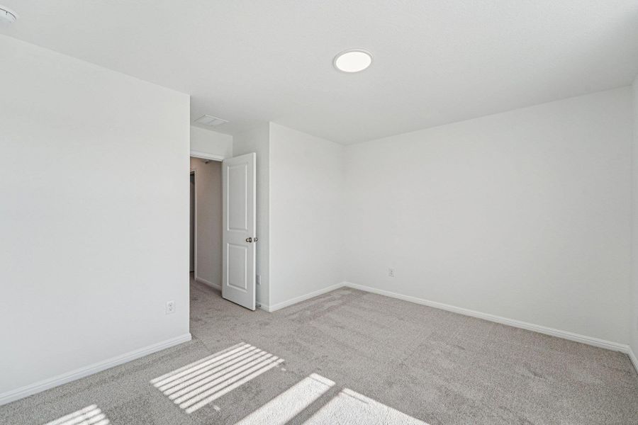Spacious, unfurnished interior of a new home in Porter Country, Buda (Image 30).