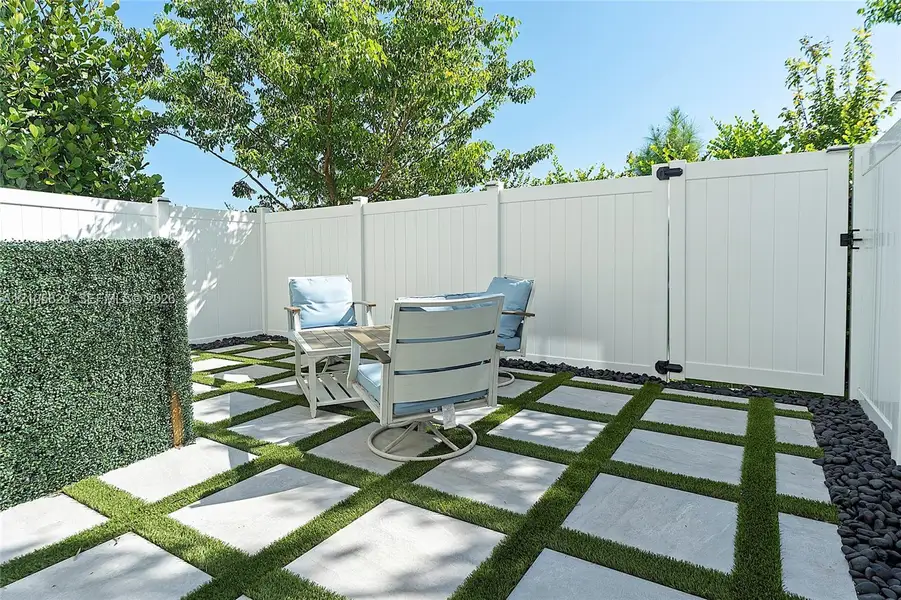 Exterior details and patio area of a home in , Pembroke Pines (Image 4).