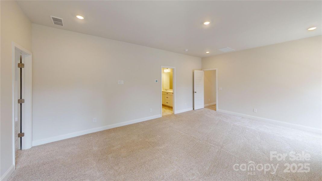 Spacious, unfurnished interior of a new home in Edgewood Preserve, Huntersville (Image 16).