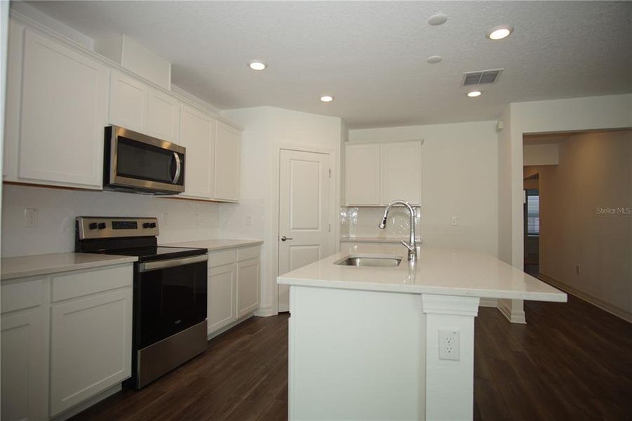 Furnished interior view inside a new home in Summers Cay, Thonotosassa (Image 13).