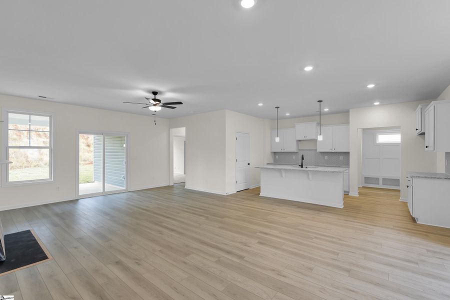 Spacious, unfurnished interior of a new home in Lynbrook, Boiling Springs (Image 15).