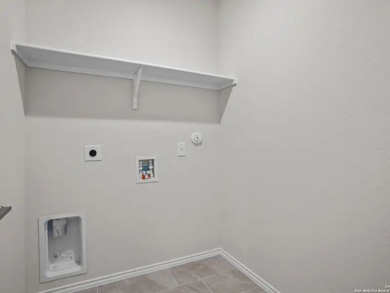 Spacious, unfurnished interior of a new home in Comanche Ridge, San Antonio (Image 30).