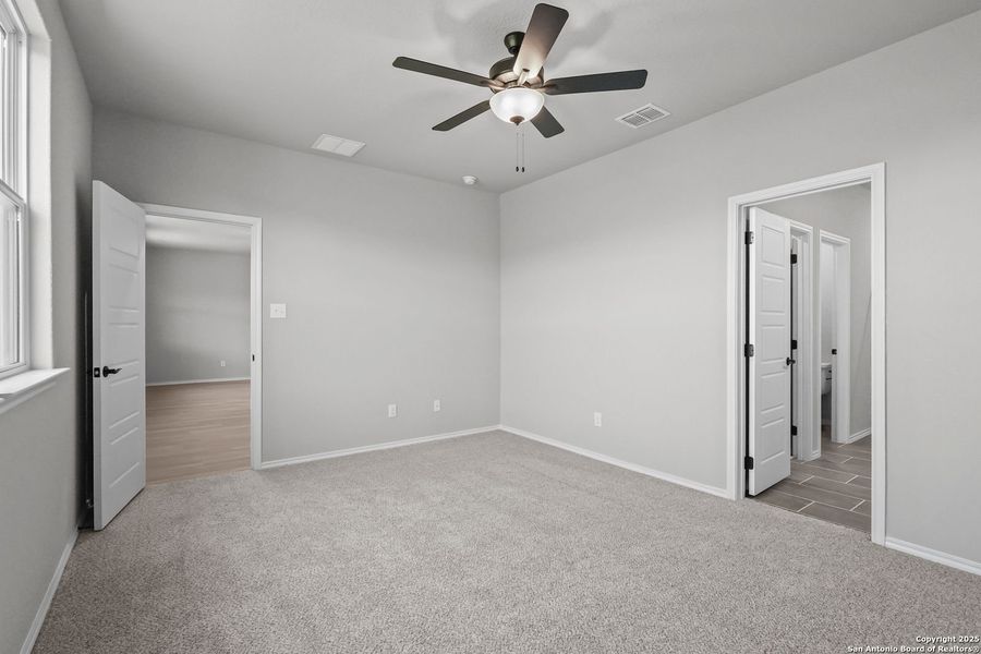Spacious, unfurnished interior of a new home in Comanche Ridge, San Antonio (Image 33). Spacious, unfurnished interior of a new home in Comanche Ridge, San Antonio (Image 33).