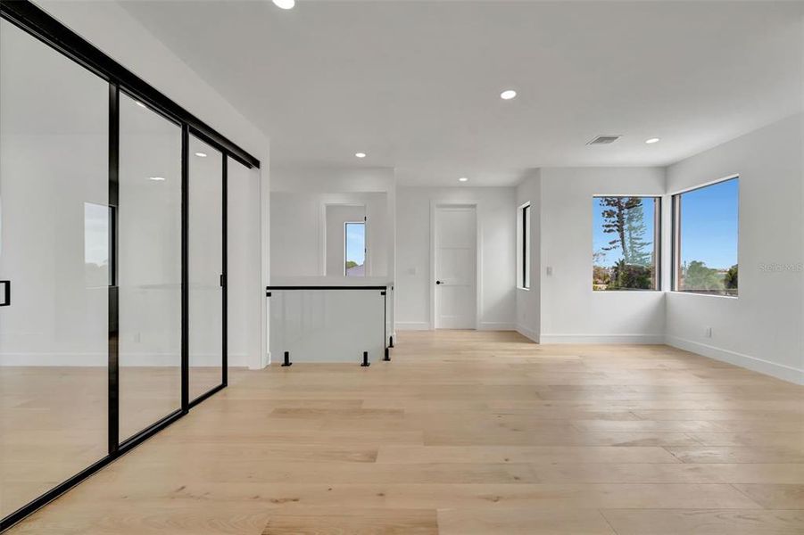 Spacious, unfurnished interior of a new home in , St. Petersburg (Image 59).