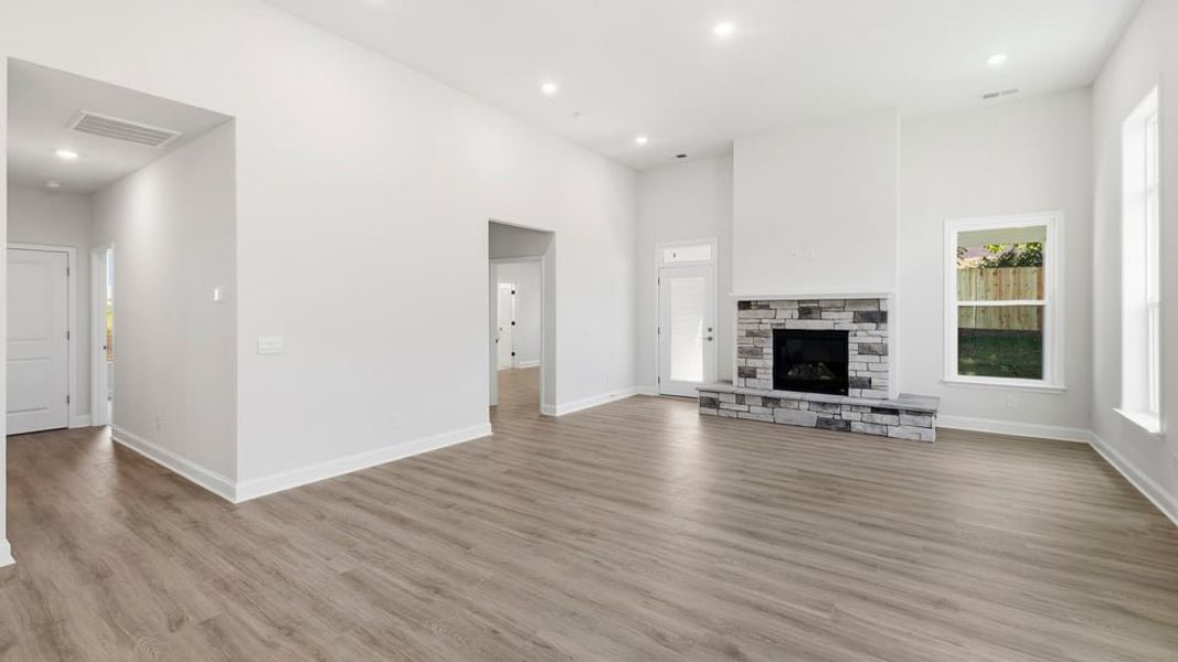 Spacious, unfurnished interior of a new home in Blue Ridge Trail, Fountain Inn (Image 21).