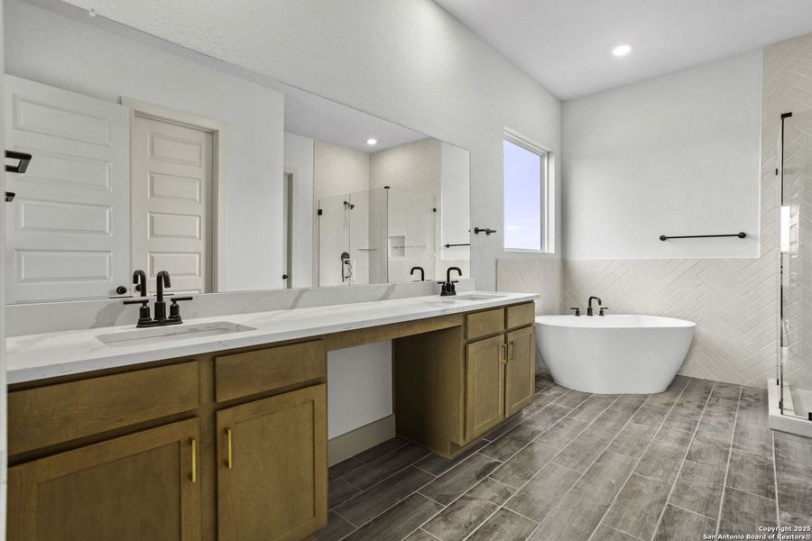 Furnished interior view inside a new home in Weltner Farms 60’s, New Braunfels (Image 10).