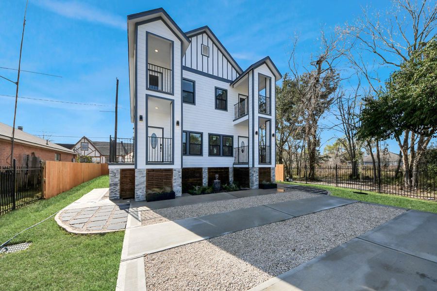 Front exterior of a new home in , Houston, TX, highlighting curb appeal (Image 31).