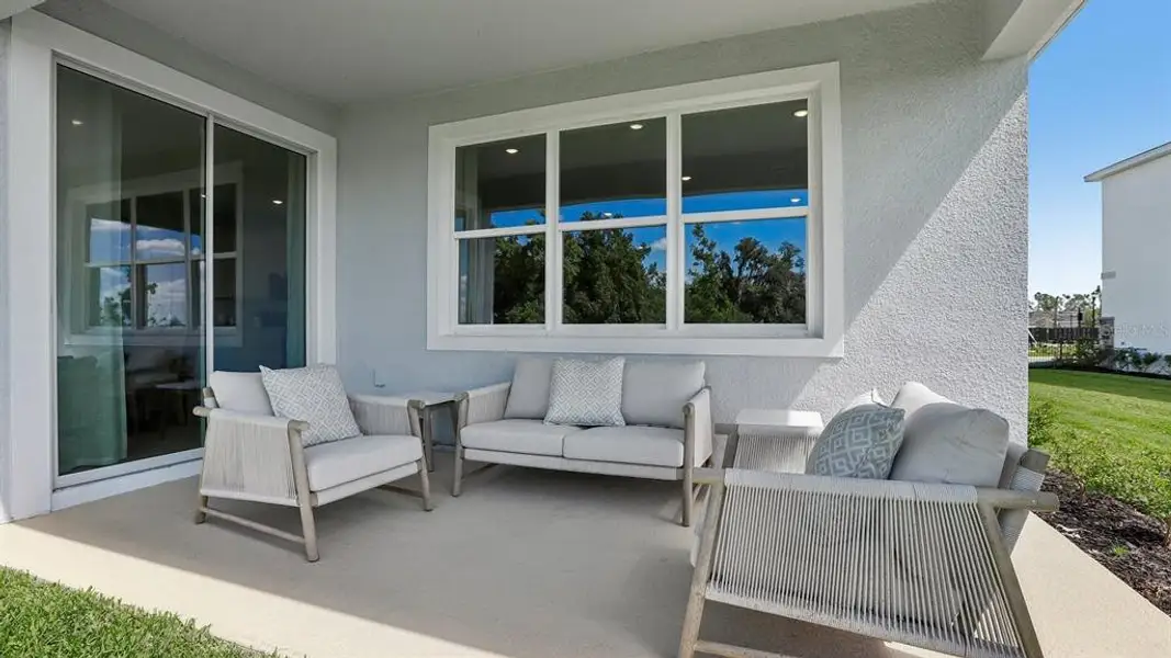 Exterior details and patio area of a home in Summit View, Dade City (Image 3).