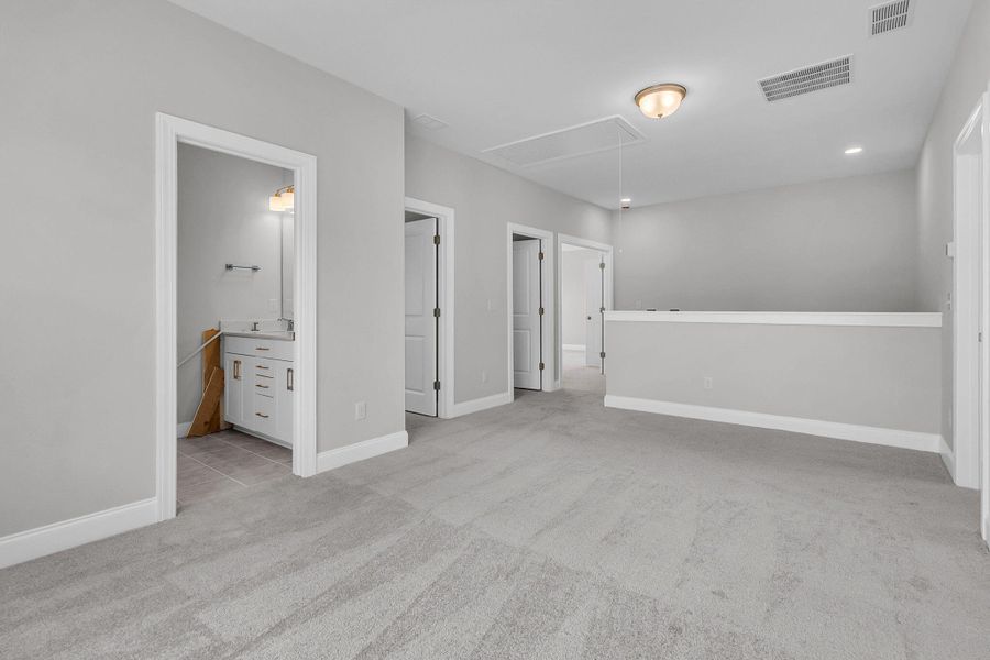 Spacious, unfurnished interior of a new home in Tidewater at Lakes of Cane Bay, Summerville (Image 25).