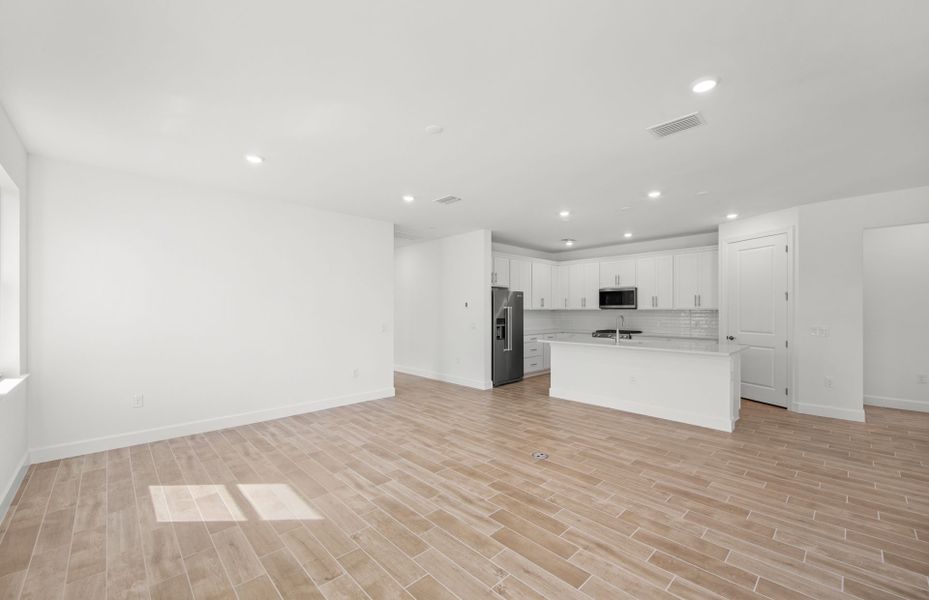 Spacious, unfurnished interior of a new home in TerraWalk at Babcock Ranch, Alva (Image 14).