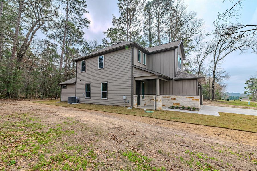 Exterior details and patio area of a home in , Huntsville (Image 28).