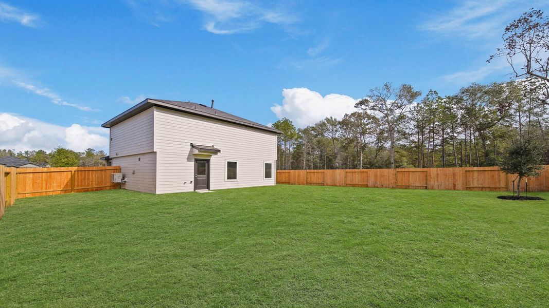 Exterior details and patio area of a home in Silverthorne, Conroe (Image 4).