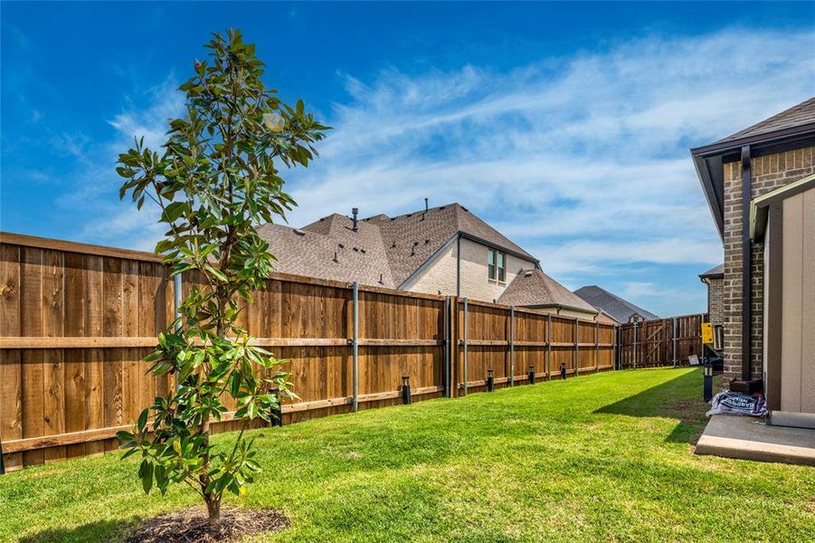 Exterior details and patio area of a home in Lincoln Pointe, Van Alstyne (Image 19).