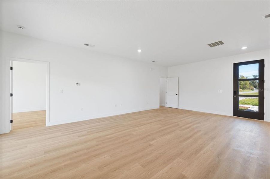 Spacious, unfurnished interior of a new home in , Ocala (Image 26).