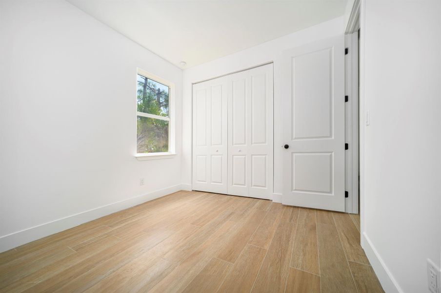 Spacious, unfurnished interior of a new home in , Port Charlotte (Image 15).