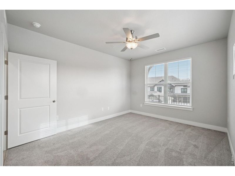 Spacious, unfurnished interior of a new home in Highlands at Fox Hill - The Flats, Longmont (Image 19).