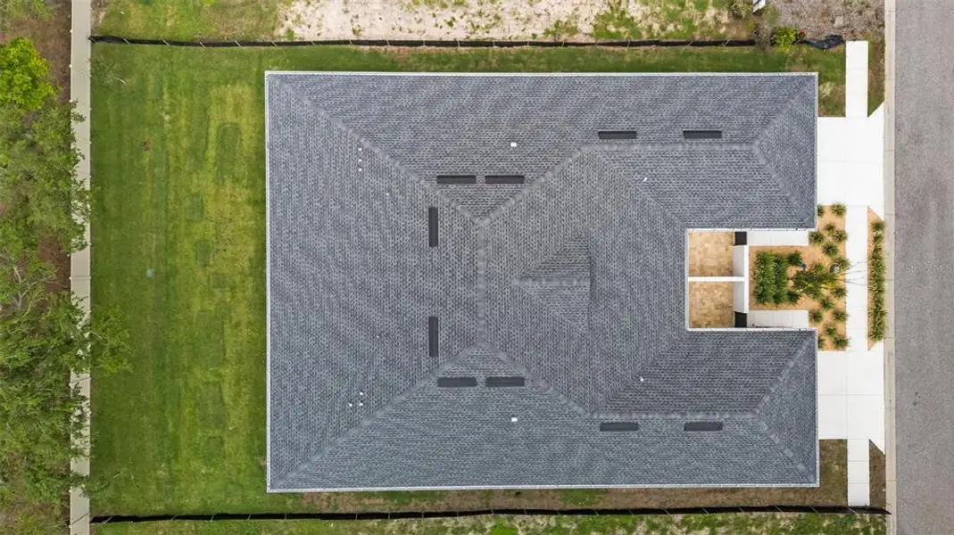 Exterior details and patio area of a home in , Tarpon Springs (Image 31).