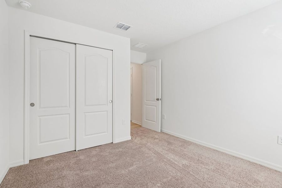 Spacious, unfurnished interior of a new home in Robins Run, Lake Wales (Image 23).