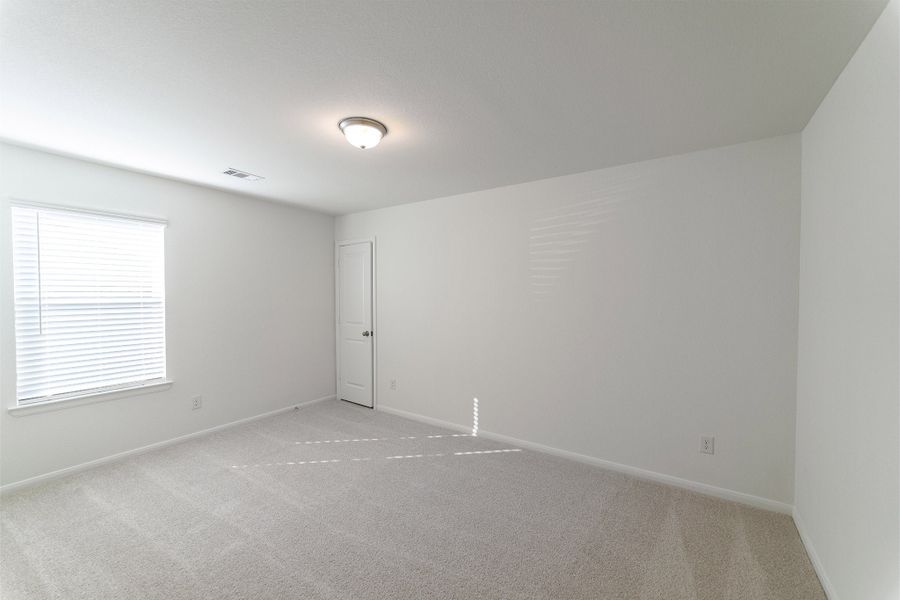 Spacious, unfurnished interior of a new home in Lago Mar, Texas City (Image 37).