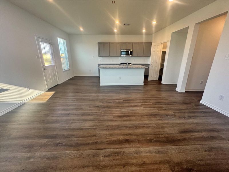 Spacious, unfurnished interior of a new home in , Dayton (Image 4).